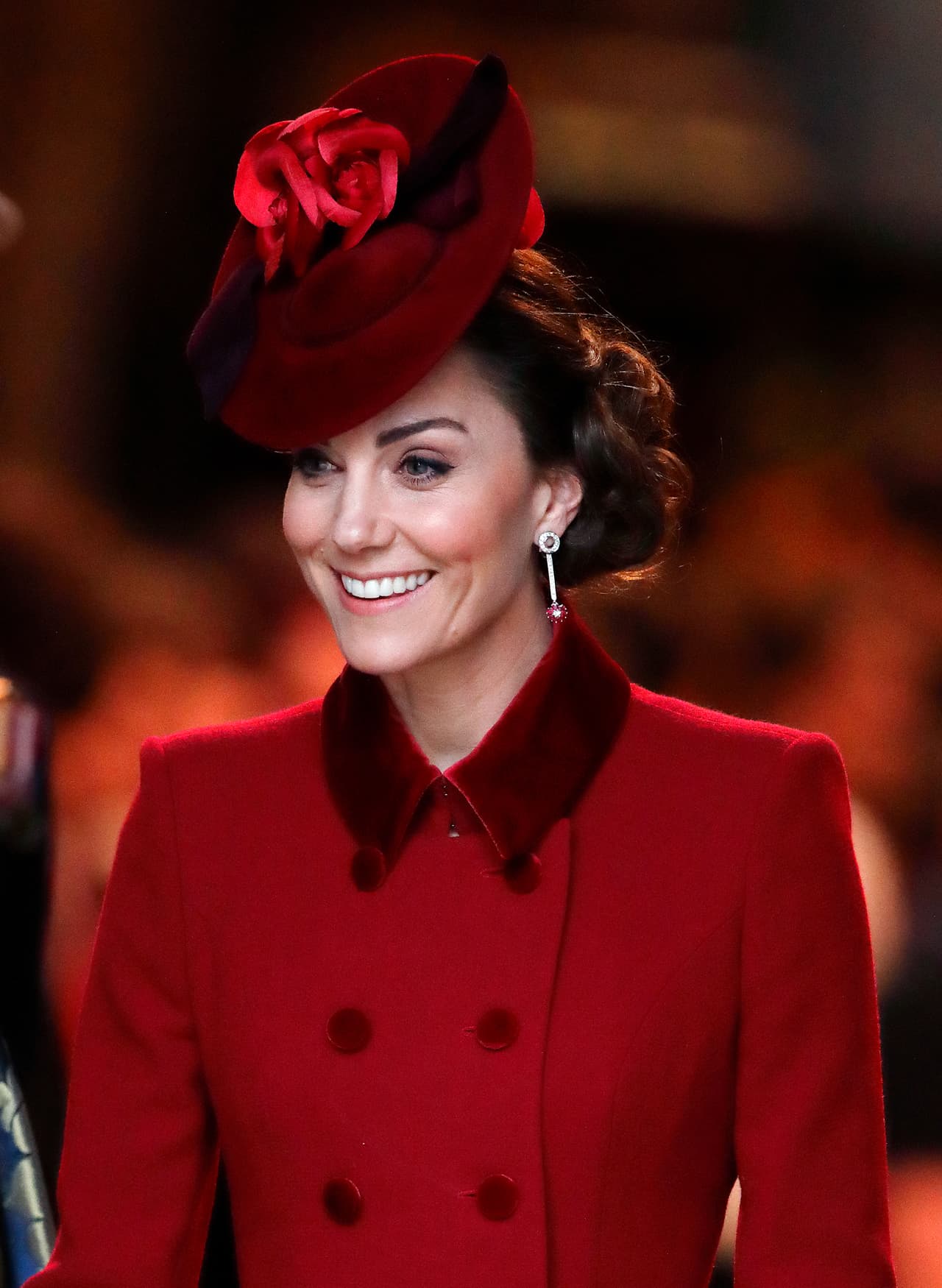 Mientras que Kate Middleton utilizó un conjunto rojo de la diseñadora fallecida Catherine Walker, con un sombrero de Sally Ann Provan y unos tacones de gamuza de Gianvito Rossi. 
<br>