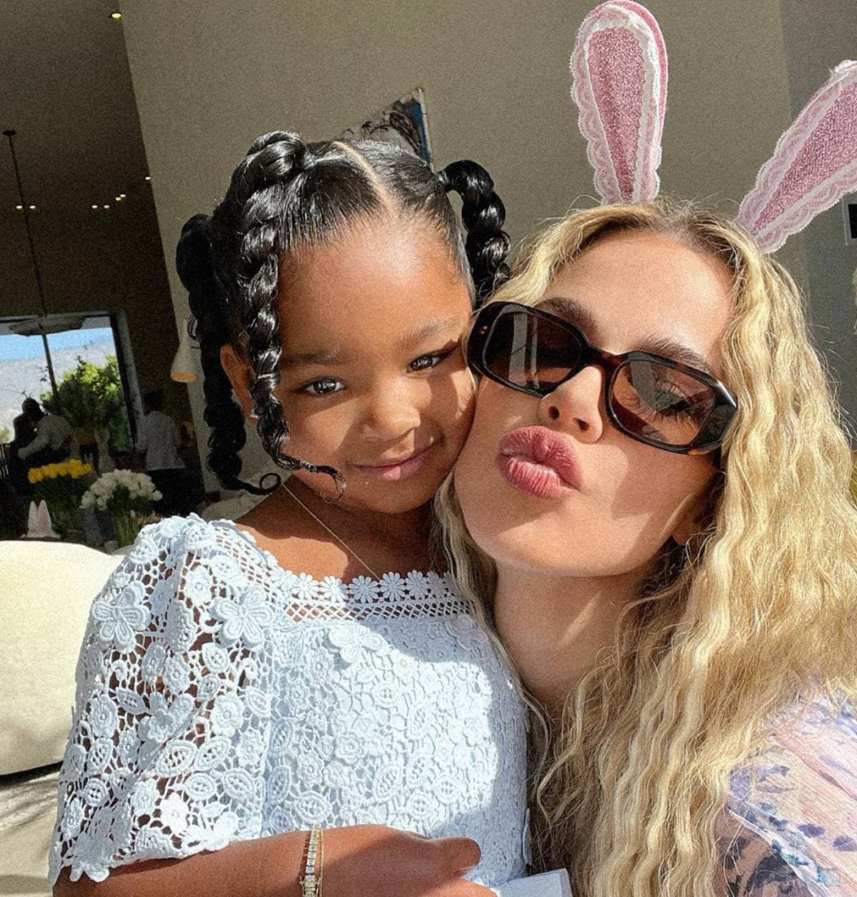 Hija de Khloé Kardashian impacta al posar con lujoso bolso