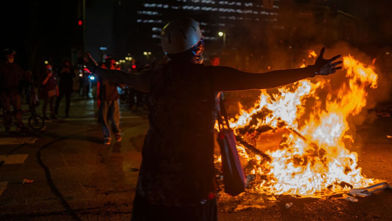 Jefe de policía de Los Ángeles asegura que agitadores enfrentarán el peso de la ley
