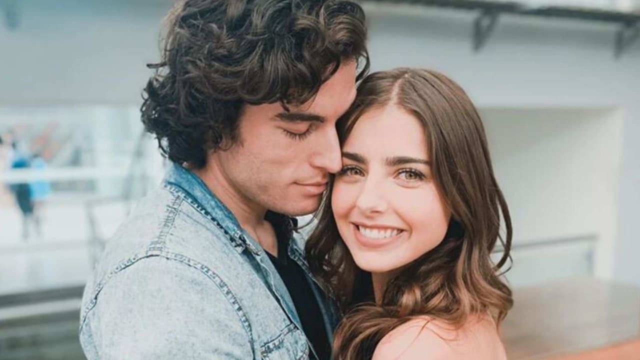 Danilo Carrera le canta en un concierto privado a Michelle Renaud y a su familia