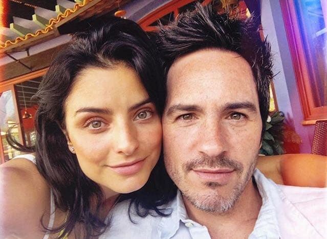 Aislinn Derbez y Mauricio Ochmann se conocieron durante el rodaje de la película 'A la mala', en 2014. No obstante, la actriz aclaró que su relación comenzó cuando terminaron las grabaciones. "Mientras él y yo estábamos haciendo la película no había nada entre nosotros", dijo al programa 'Suelta la sopa' en 2015.