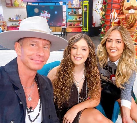 Tras meses de promoción de su show, y luego de haber mostrado en el programa 
<b>"Al Aire con Paola"</b>, un fragmento de lo que sería '
<b>Raíces'</b>, finalmente padre e hija presentaron con éxito su primer concierto a dúo. 
<br>
<br>"Ha sido un sueño hecho realidad cantar al lado de mi papá, que no sólo es mi papá, es mi mentor de vida, mi maestro, el que me enseñó la pasión por la música”, comentó Mía con Paola Rojas.