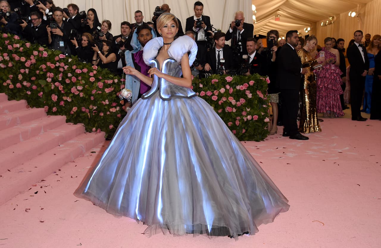 Zendaya se inspiró en Cenicienta para la ocasión, incluso, dejando una zapatilla de cristal en medio de las escaleras.