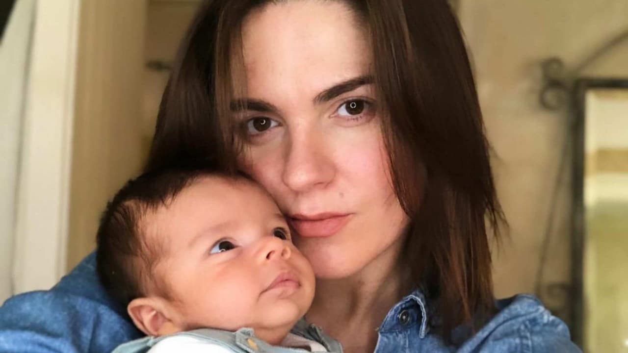 Con todo y salvavidas, el hijo de Zoraida Gómez ¡ya nada solito!