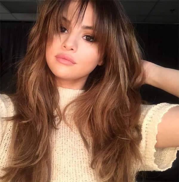 ROSTRO REDONDO: Para chicas con un tipo de cara redonda o circular, lo ideal será un estilo de fleco al estilo de Selena Gomez en el siguiente ejemplo, es decir, un flequillo prolongado, en el que sus puntas terminen debajo de la línea de las pestañas.