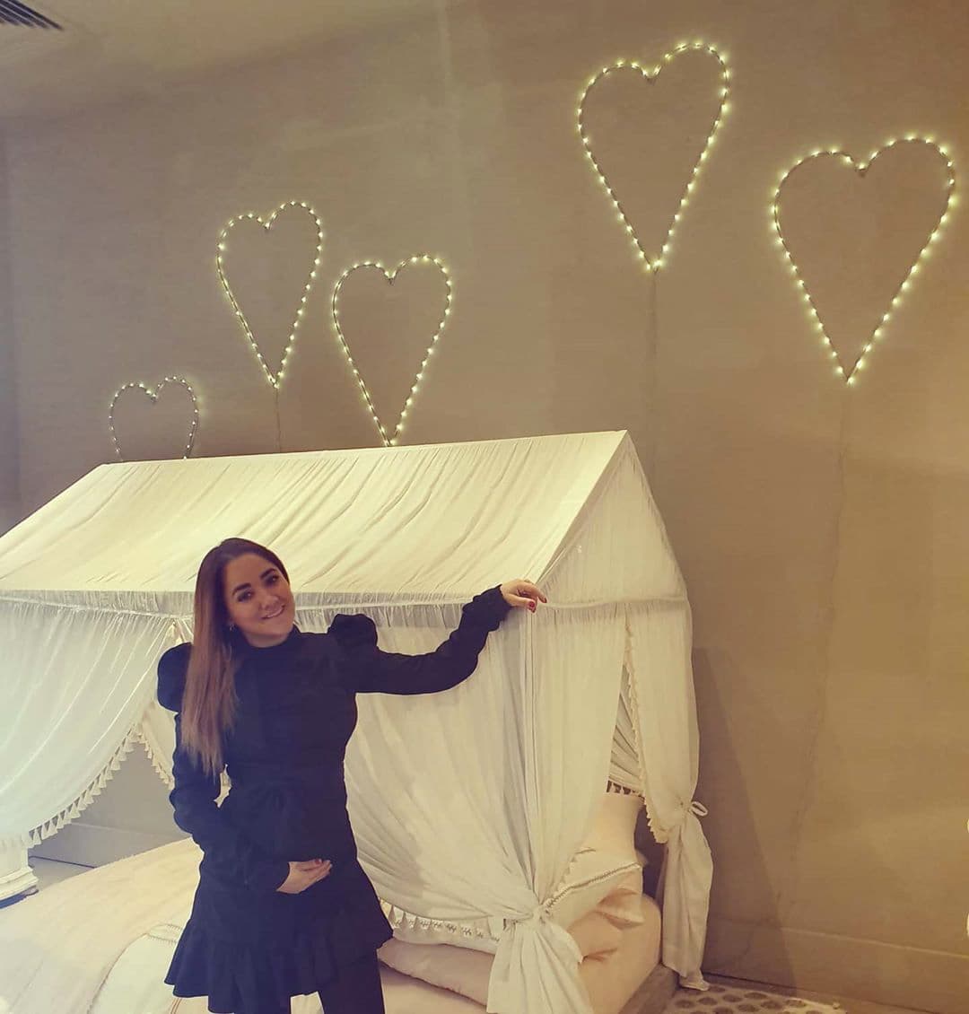 En los primeros días de febrero, Sherlyn dedicó un emotivo mensaje a las madres, al hacerles saber que comprende todos los retos que atraviesan. “Quiero decirte que te admiro con todo mi corazón, decirte que comprendo cada uno de los esfuerzos y de la vulnerabilidad que se siente, del miedo que se siente estar a cargo de una vida a la que le quieres dar todo, a ese ser humano que quieres que crezca lo mejor posible, que crezca amado, respetado, que tenga un lugar increíble en el mundo, que sea un buen ser humano”, dijo.