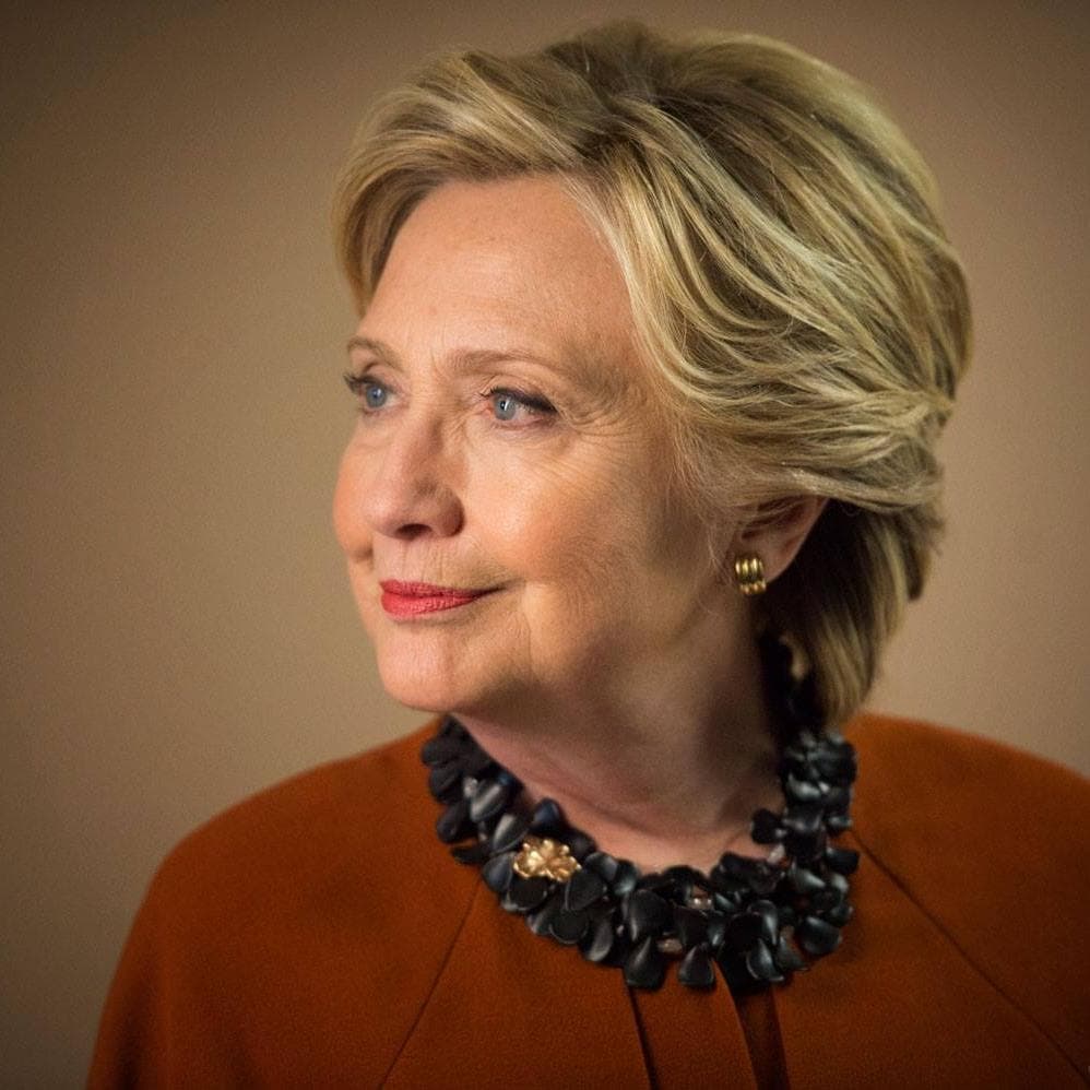 Ex primera dama, ex Secretaria de Estado y la primera candidata demócrata en una contienda electoral por la presidencia de EEUU. Hilary Clinton le ha entregado su vida a la política. Aunque su carrera no ha sido fácil, Clinton ha sabido levantarse, aún de las derrotas más fuertes. Su principal motivación es demostrarle al resto de las mujeres que no hay que rendirse y que lo importante es aprender de las experiencias y mantenerse en la lucha. Hilary no solo se dedica a la política, también es activista en la lucha por los derechos de las mujeres y de una primera infancia digna. Clinton también ha publicado varios libros con los que ha logrado romper distintos récords de ventas. Aunque se ha alejado del mundo de la política, la ex primera dama sigue muy al pendiente de todo lo que pasa en su país, y no teme hablar u opinar sobre los errores del actual presidente.