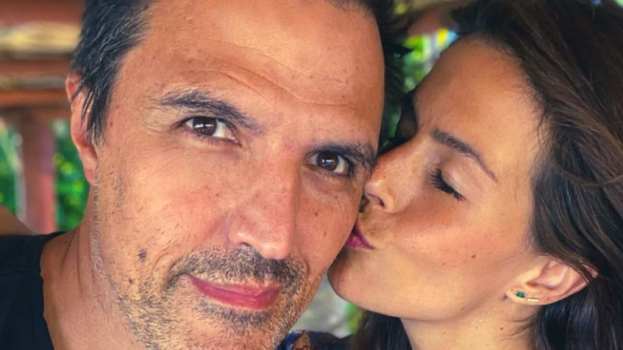 Claudia Álvarez presume a su esposo con bebé en brazos y en junta