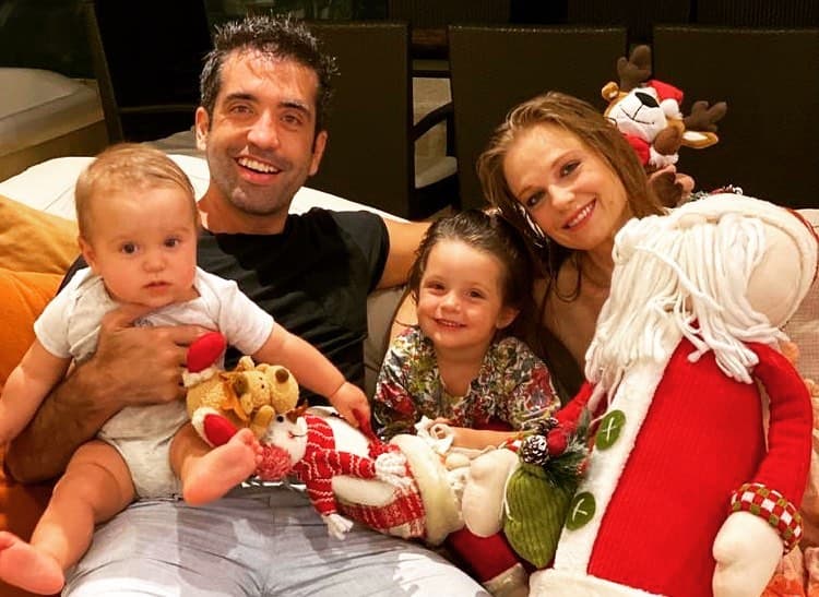 Otra que no ha dejado de compartir lo feliz que se siente cuidando de su familia es Ana Layevska, quien en estas fechas compartió una foto donde se le ve acompañada de sus dos hijos y su esposo. Los cuatro en completa relajación navideña. Qué gozo.