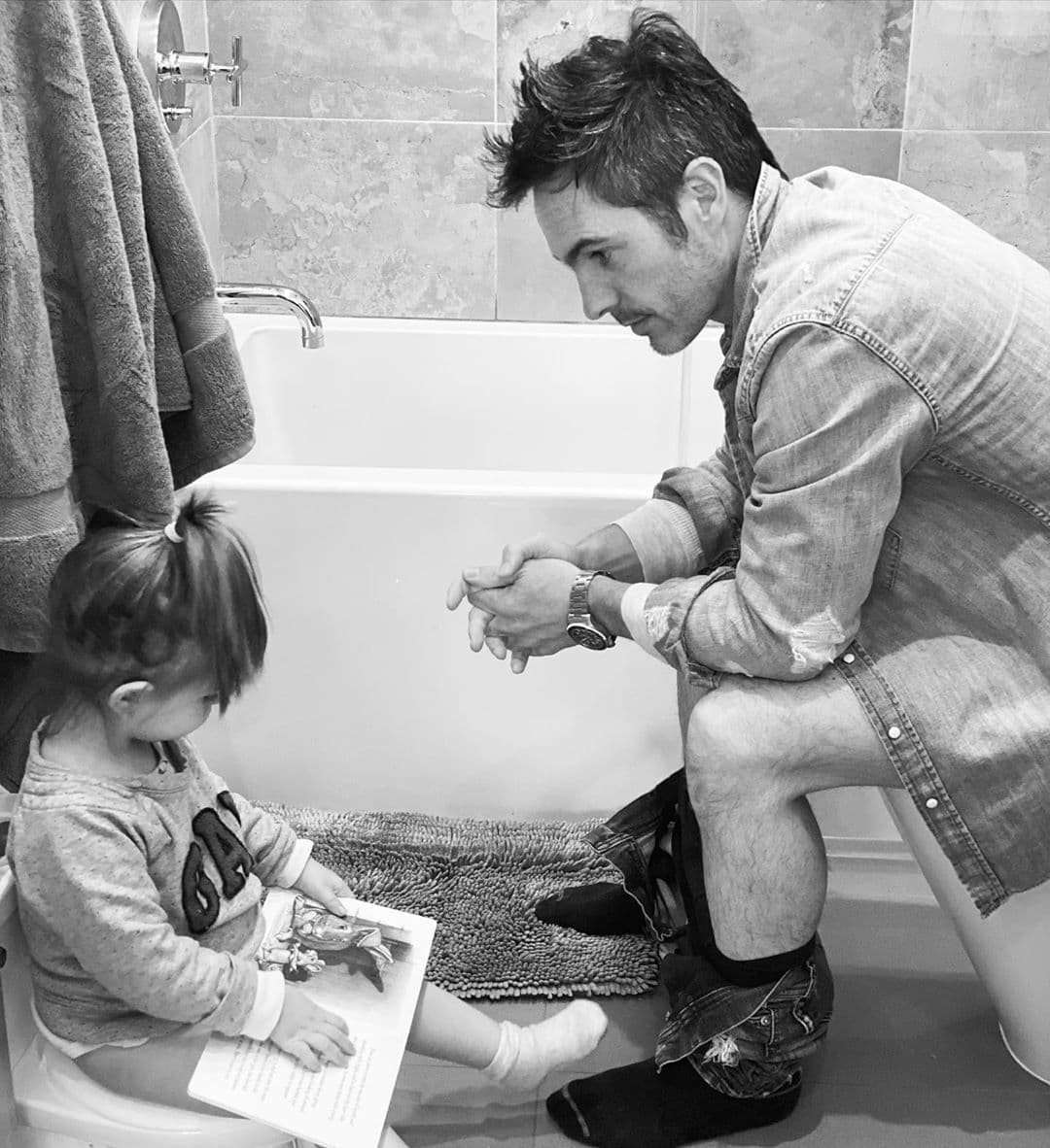 Otra foto que nos mostró un poco de su hogar, fue una que se volvió viral en minutos, ya que estaba el sentado haciendo del baño, mientras que su hija Kailani estaba en su bacinica a su lado. Ahí se puede ver que tiene una tina blanca y sencilla.
