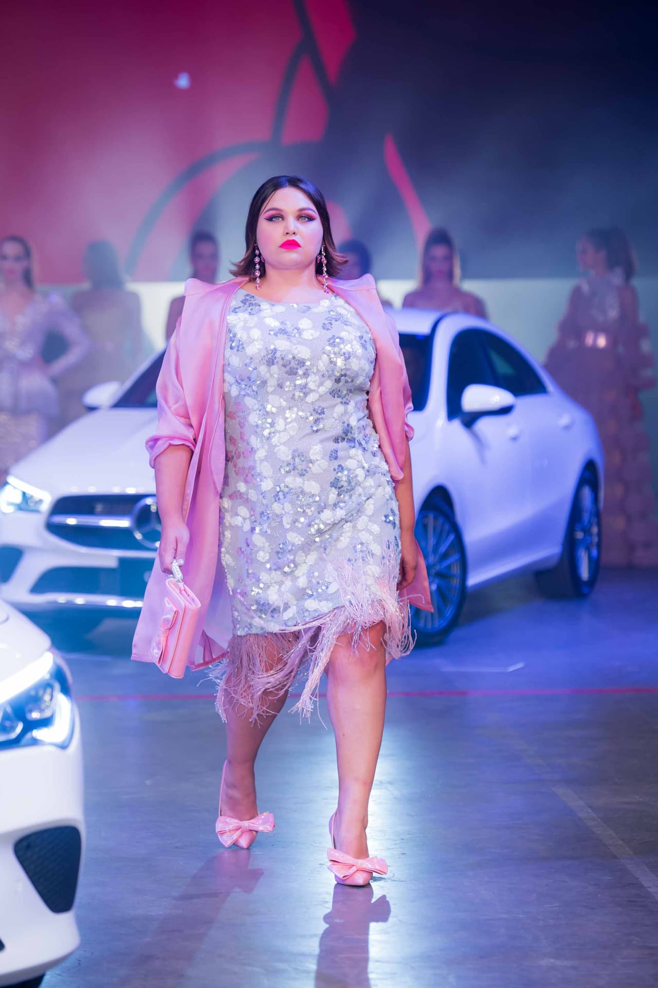 Por su parte, Estefanía Villarreal lució un atuendo corto con flecos y un abrigo rosa, el cual se complementó con unos zapatos y bolso del mismo tono.