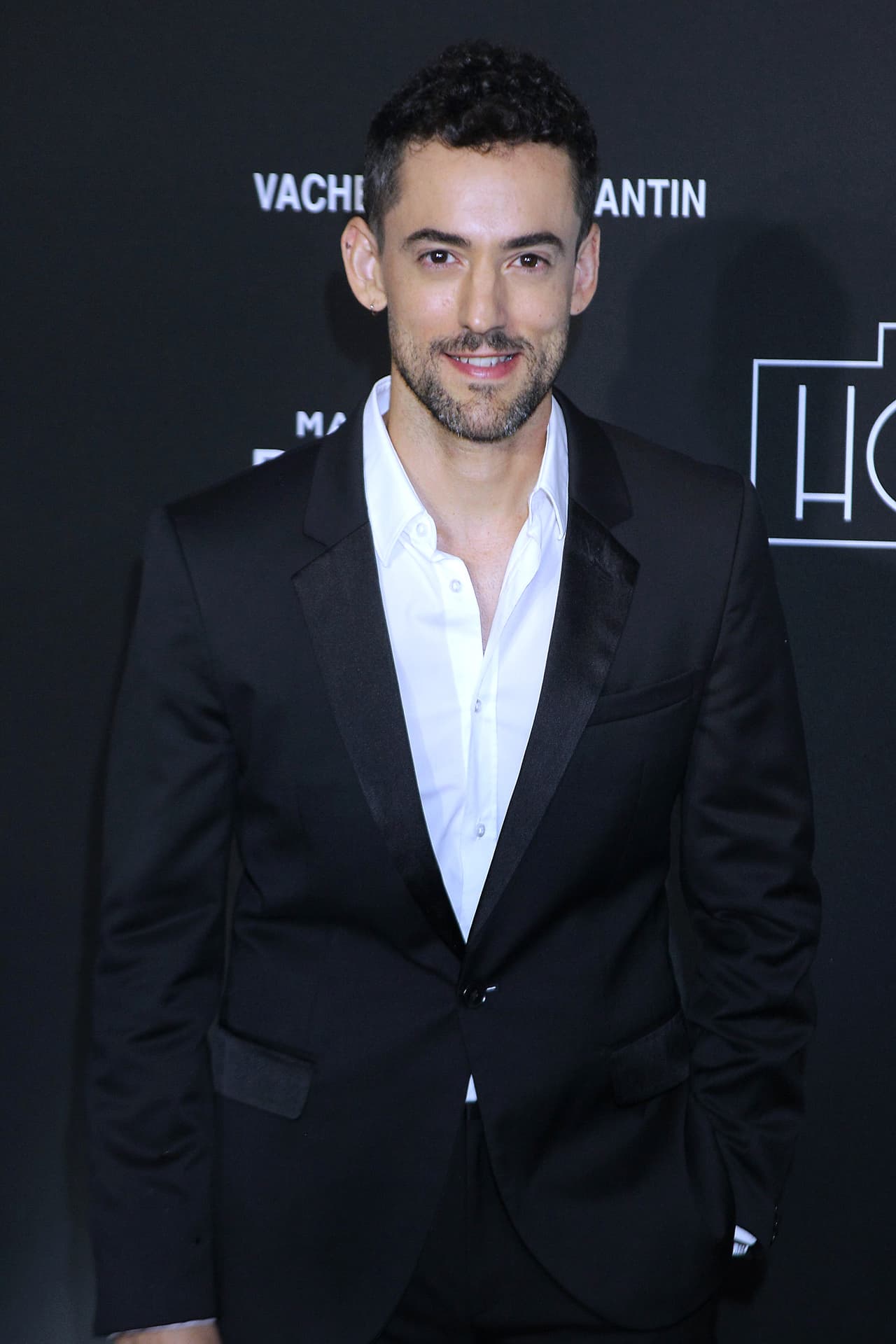 Una década más tarde, el actor oriundo de Aguascalientes, ha conquistado el público latinoamericano con su trabajo en series como Club de Cuervos (2018), y en las películas Nosotros los Nobles (2013), Bayoneta (2018) y en Hollywood junto a Adam Sandler y Jennifer Aniston con la comedia de misterio policiaco, Misterio a Bordo (2019).