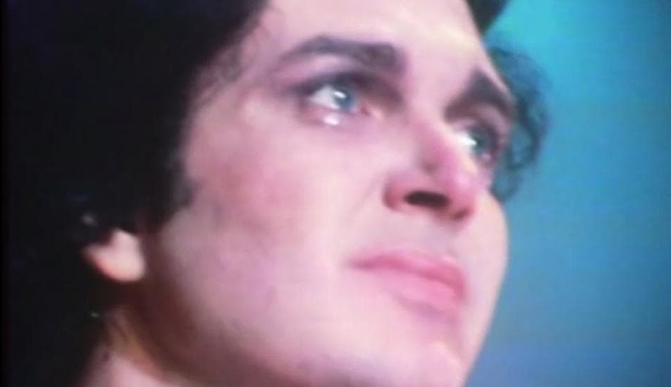 En 1982, Camilo Sesto, de entonces 35 años se presentó en el auditorio de Palma de Mallorca frente a 16 mil personas; el padre del cantante había fallecido hacía tan sólo 5 meses y al momento de interpretar su canción “Perdóname”, el español se desmoronó en llanto frente al público, quien respondió con un aplauso ensordecedor