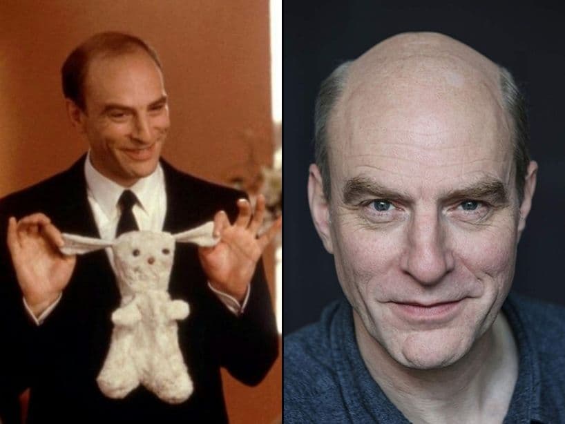 Simon Kunz interpretó al mayordomo de la mamá de las gemelas. Actualmente tiene 57 años y participa en la serie Traidores (2019), donde interpreta a Herbert Quick; en el 2020 se entrenará la cinta Blithe Spirit, en la que dará vida a Henry Mackintosh.