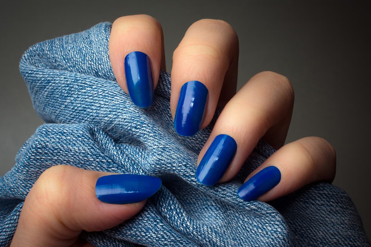 4. Azul. Los azules profundo, metálico o marino son perfectos para lucir en vacaciones.