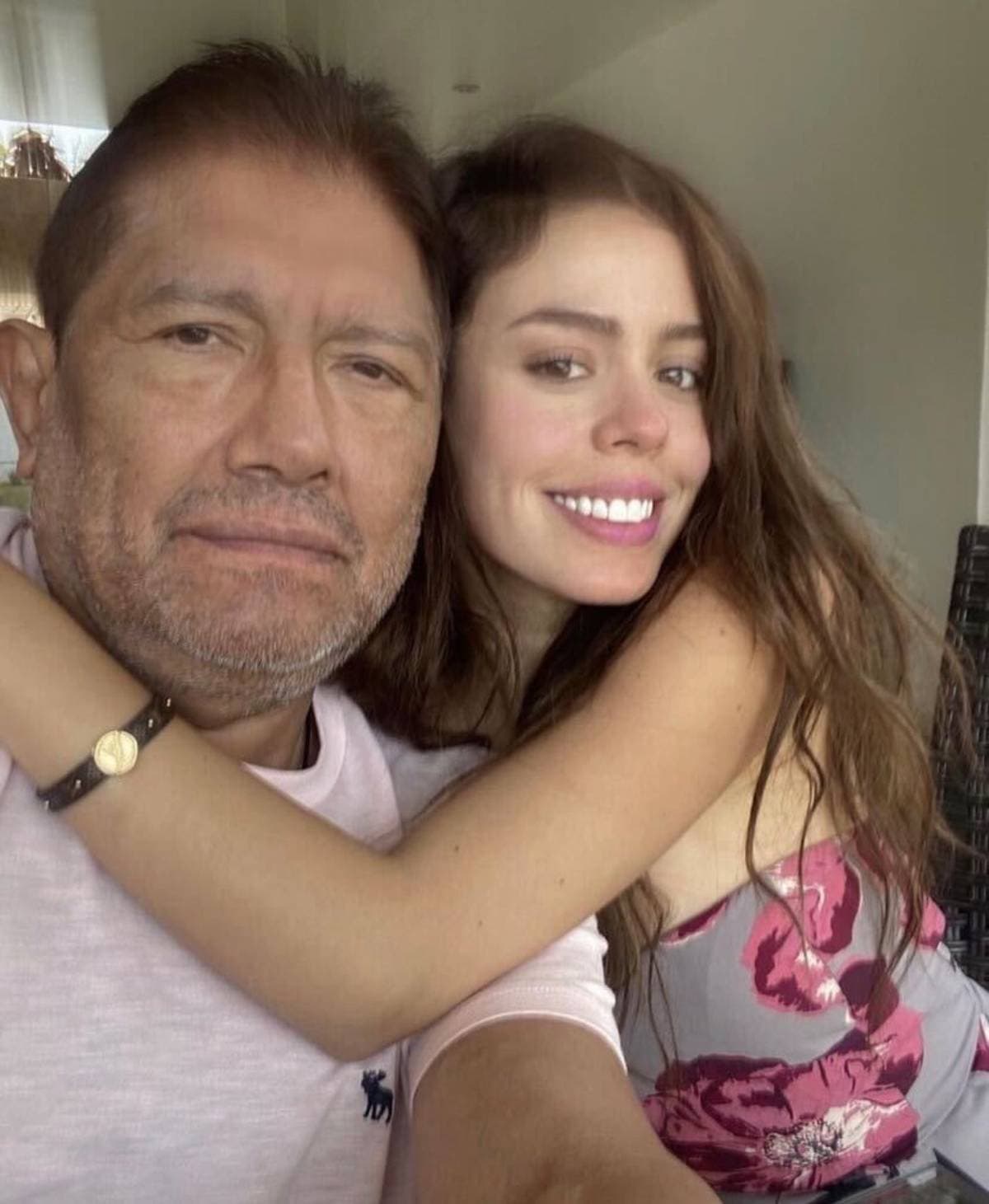 La pareja está muy enamorada.