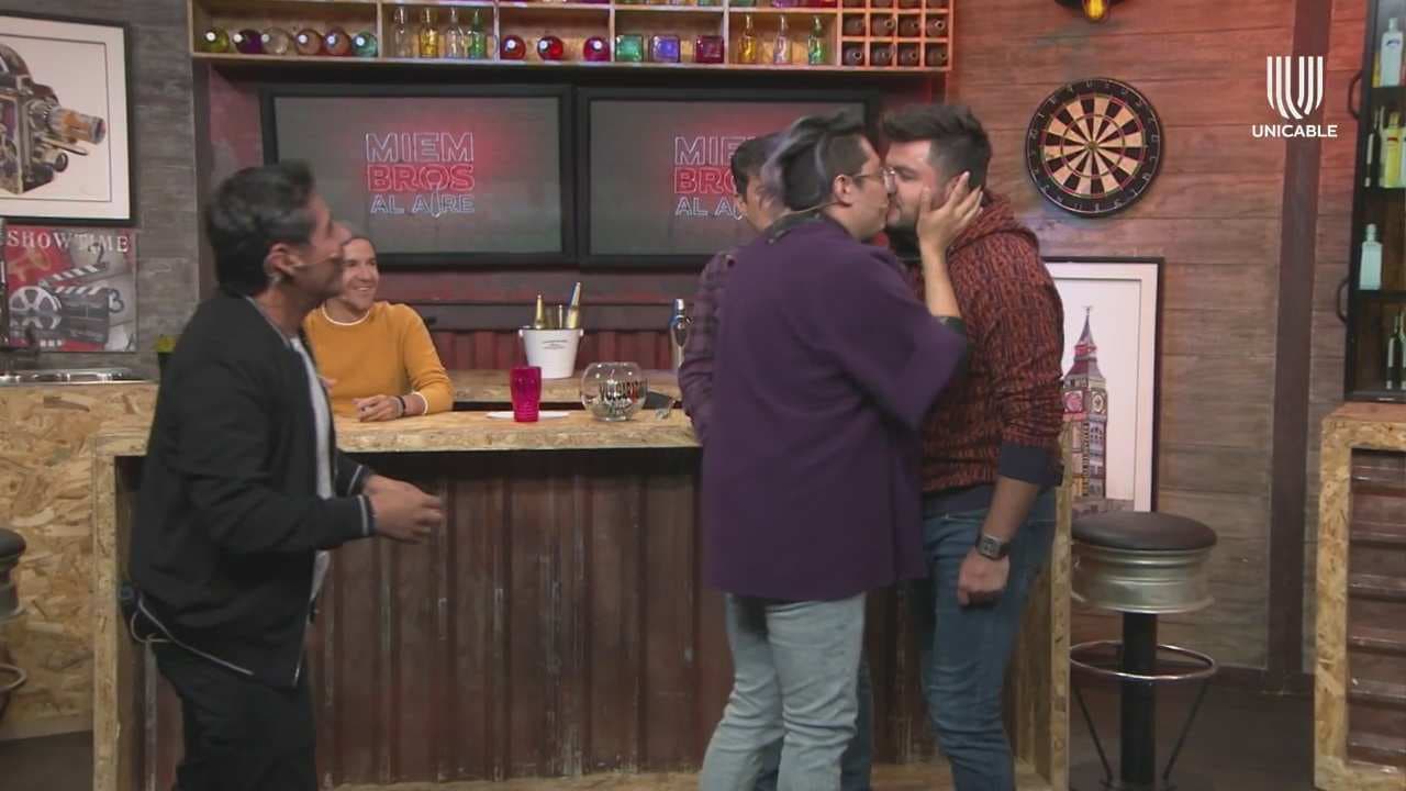 ¡Paul Stanley y Manu Nna se dan un beso en la boca jugando semana inglesa!