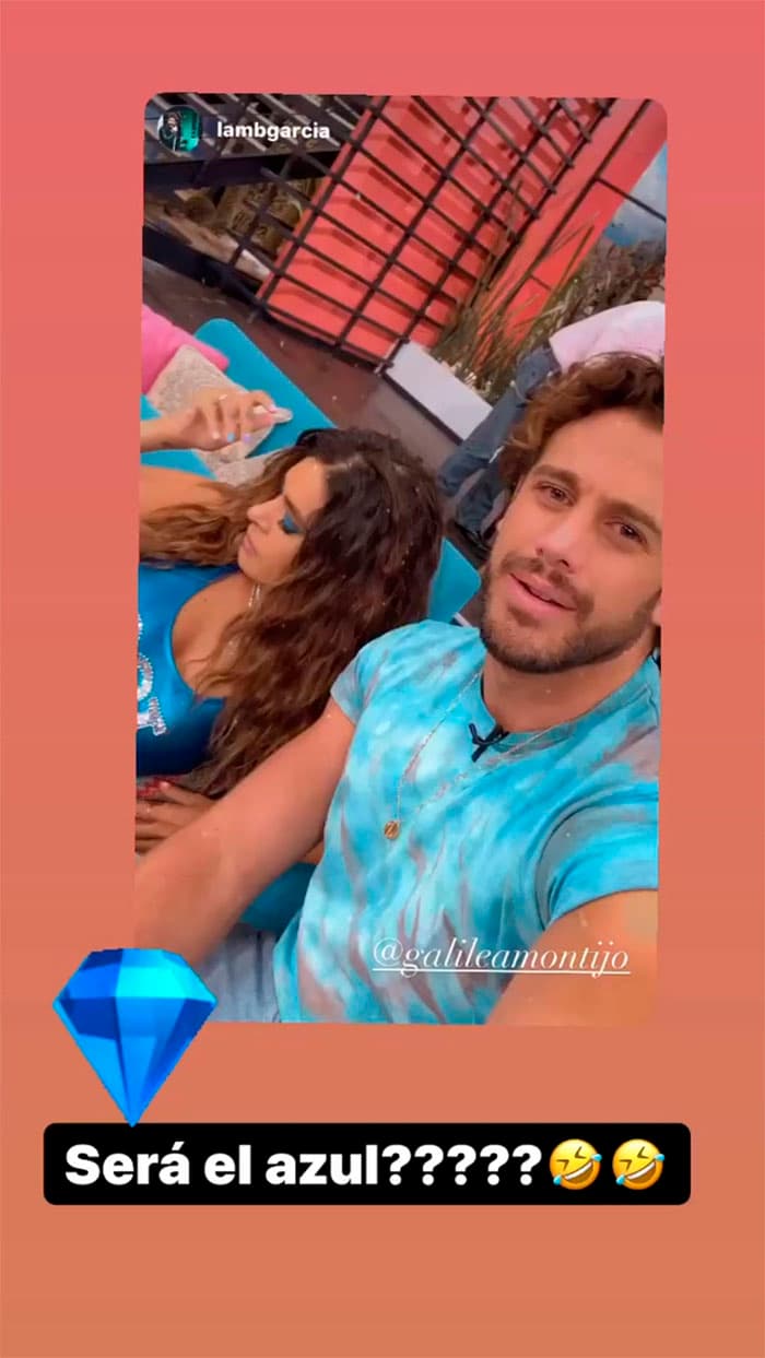 Galilea vistió el azul eléctrico de pies a cabeza e incluso contagió a sus compañeros de set al vestirse con el mismo color. El actor Lambda García compartió una historia en la que se dejó ver junto a la tapatía e hizo referencia a sus looks en un tono similar: "¿será el azul?".