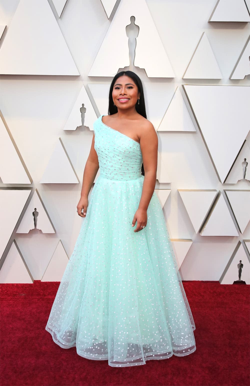 En febrero del año pasado, Yalitza desfiló por la alfombra roja de los Premios Oscar con un vestido Rodarte, color menta, de corte ‘A’ y de un hombro, decorado con tul que le dio pequeños destellos a su atuendo.
