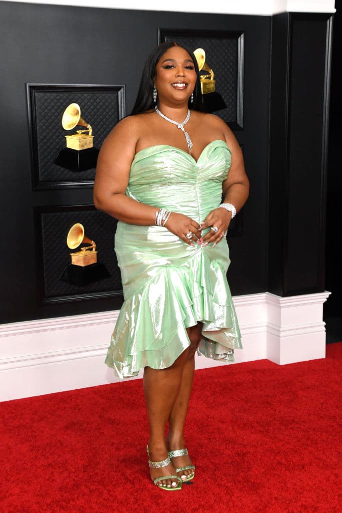 Para el pre-show de la gala, Lizzo usó un vestido de 
<b>Balmain </b>con zapatos de 
<b>Stuart Weitzman.</b>