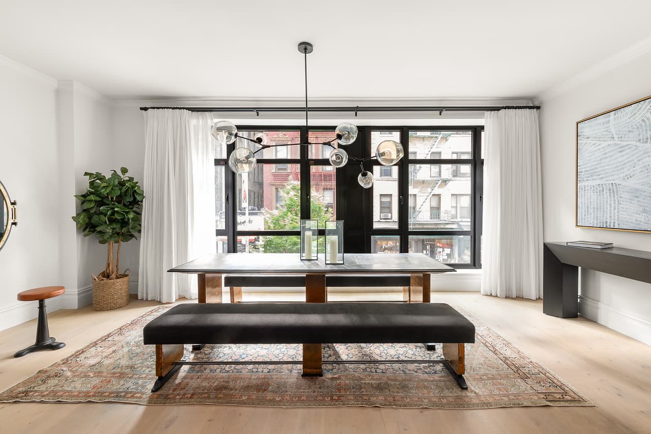 Al lado izquierdo de la cocina se encuentra el comedor, el cual tiene vista a la calle, donde de noche se aprecian las luces de la ciudad y la vida de los vecinos en tan lujoso barrio. El comedor tiene un estilo minimalista y no cuenta con sillas sino una gran barra de asiento.
