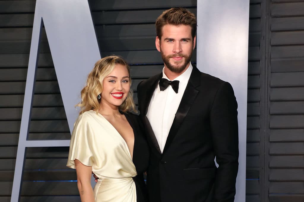 <b>Miley Cyrus y Liam Hemsworth: 8 meses </b>
<br>
<br>Tras más de una década de relación, truenes y reconciliaciones, la exestrella infantil de Disney y el actor de "Los Juegos del Hambre", se aventuraron a casarse en una íntima ceremonia en su hogar, rodeados de amigos cercanos y familiares. 
<br>
<br>A tan solo 8 meses de haberse convertido en marido y mujer, Cyrus y Hemsworth confirmaron su separación, para luego protagonizar un divorcio sumamente controversial y mediático. La intérprete de "Wrecking Ball" rápidamente comenzó una relación con la influencer Kaitlynn Carter, mientras que el actor se alejó de medios de comunicación y llamó a su abogado para disolver el matrimonio días después de que anunciaran su separación.