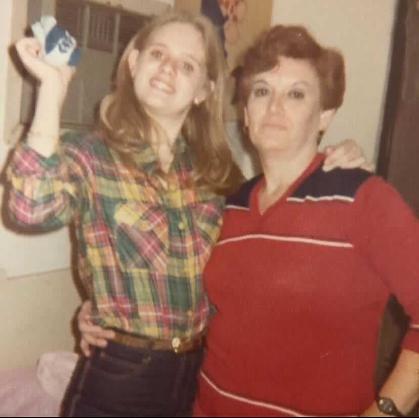 Erika Buenfil quiso recordar a su madre con una fotografía de ella cuando era más joven, junto a su madre: “Mi mami adorada. Que me cuida siempre desde donde está. Me enseñaste a ser la mujer fuerte que soy”.
<br>