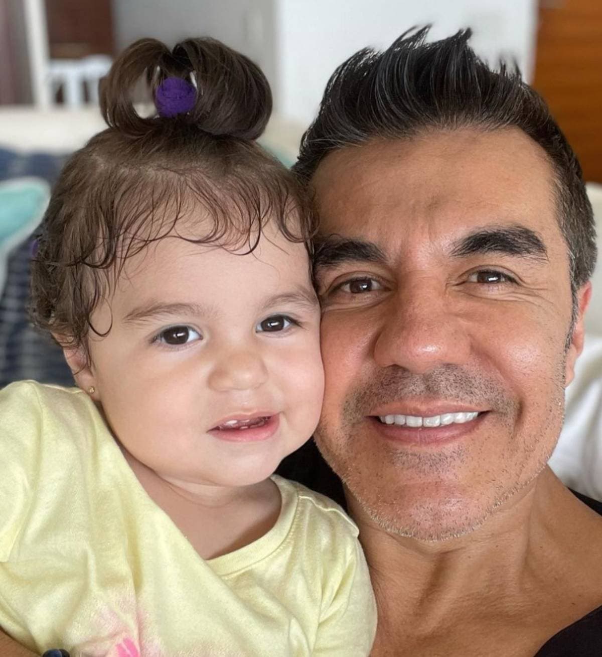 Adrián Uribe y Emily Uribe