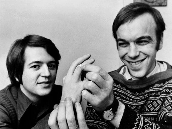"Engaged couple in 1971". También tomada por Bild. 
<br>
<br>A pesar de que los matrimonios del mismo sexo no estaban legalizados en ese año, eso no detuvo a las parejas a realizar sus propias ceremonias especiales. Esta imagen nos recuerda que han tenido que pasar muchísimos años para que comenzara a haber un cambio en las leyes de matrimonio.
<br>