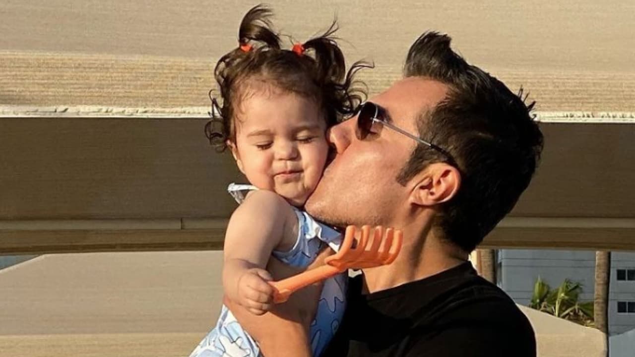 Adrián Uribe y su bebita: las veces que desataron ternura con sus bailes
