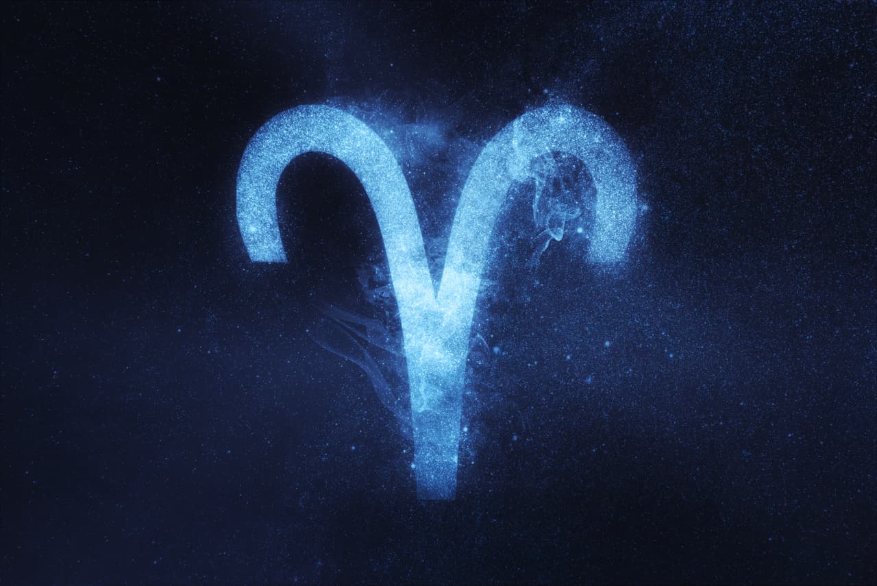 Aries La carta que aparece para Aries es el Cuatro de Bastos invertida; esta nos dice que podrán tener un año muy próspero, abundante, feliz y armonioso, sin embargo, esto va a tardar un poco más de lo que esperan. Lo que se le recomienda a los Aries es que tengan paciencia y que no se desesperen para que su propia energía no termine bloqueando esa abundancia.