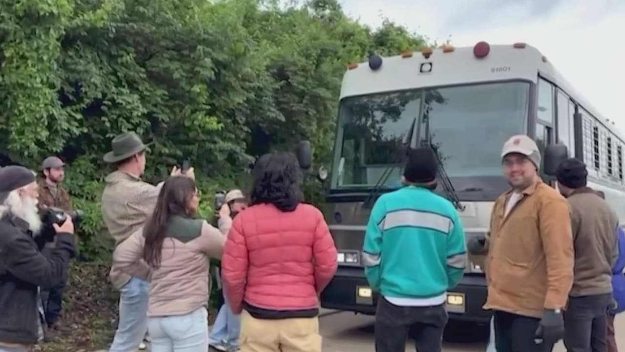 Forman muro humano para bloquear el paso de un autobús que transportaba a inmigrantes detenidos por ICE