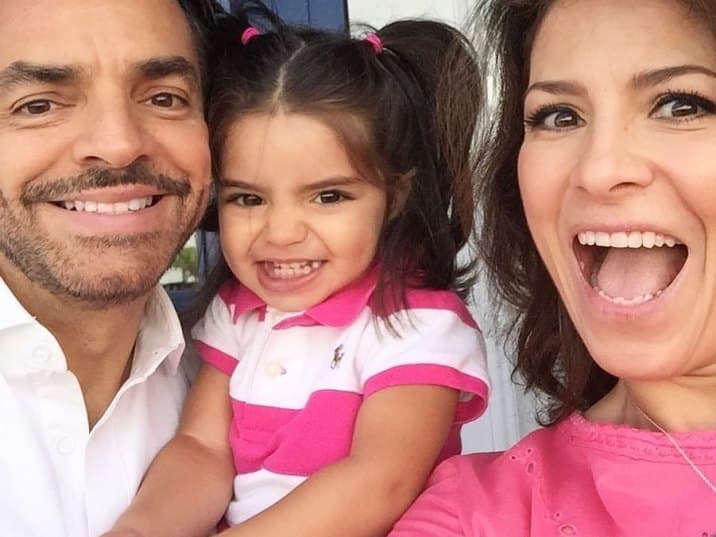 En los últimos meses, la infanta de seis años de edad ha presumido su vena artística y el talento que tiene, pues en varios videos, compartidos por su familia, se le ha visto cantando, pintando y bailando.