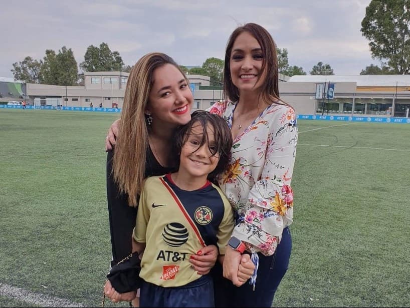 Además de presumir cómo ha cambiado su cuerpo durante su dulce espera, Sherlyn está tomando un curso de psicoprofilaxis, con el objetivo de conocer su cuerpo para tener un embarazo y un parto tranquilos. “Sé que falta un montón, pero tengo una hermana que es súper aplicada y ya me inscribió al curso. Servicio de hermana, cinco estrellas”, explicó en un clip.