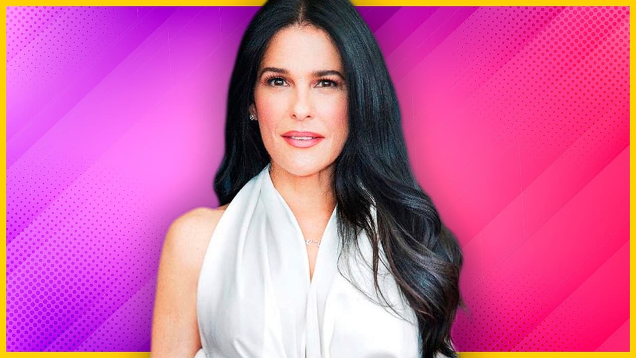 Sorprenden a Martha Debayle con festejo desde su oficina por su cumpleaños 55