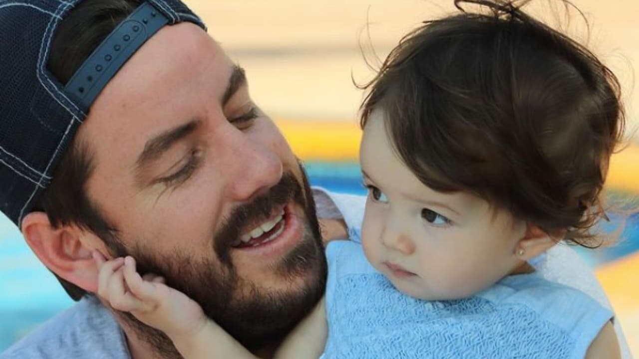 Bebita de Juan Diego Covarrubias enternece al jugar a las escondidas