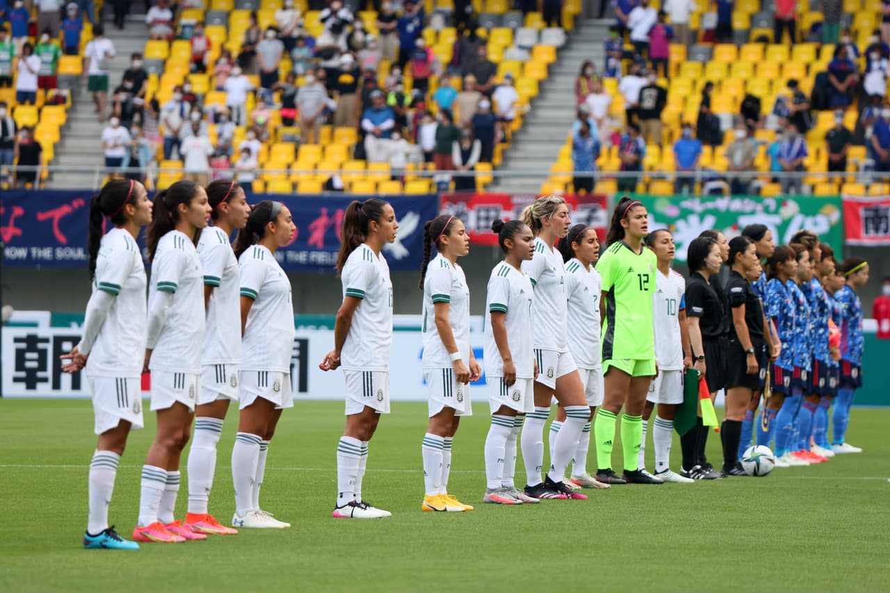 UTSUNOMIYA, JAPAN - JUNE 13: Mexico players line up for the national anthem prior to the women's international friendly match between Japan and Mexico at Kanseki Stadium Tochigi on June 13, 2021 in Utsunomiya, Tochigi, Japan. (Photo by Masterpress/Getty Images)