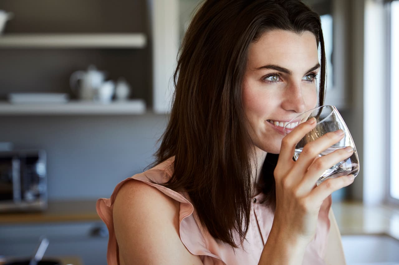 3. Toma agua. Mantener tu piel hidratada es de suma importancia, pues no solo lucirá fresca y brillante, también liberará toxinas que producen imperfecciones y acné.