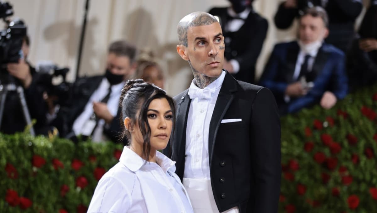 Kourtney Kardashian y Travis Barker en la MET Gala 2022