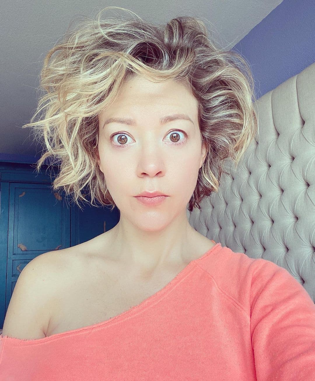 En su habitación, que cuenta con un piso de madera, tienen una cama grande con una cabecera blanca enorme. Y como ya habíamos dicho, que tienen gusto por el morado, su pared es color violeta, mientras que las puertas, con un estilo antiguo, son de color verde botella. 
<br>