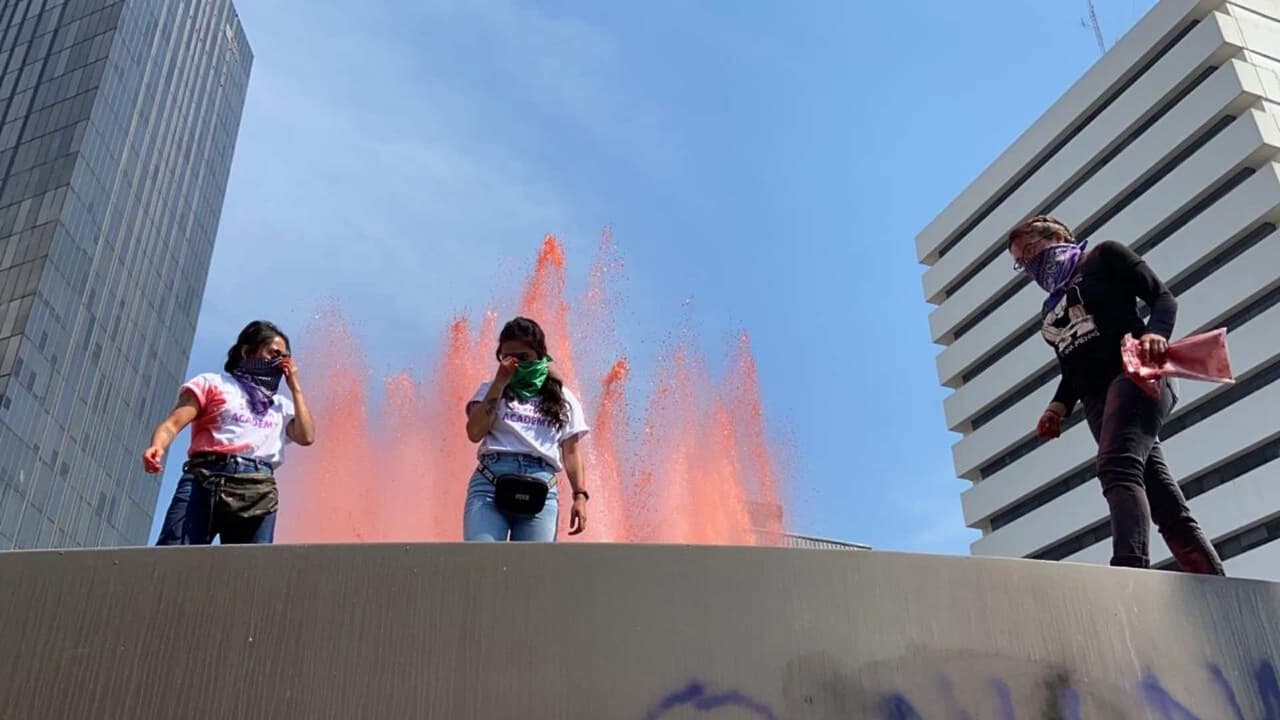 '¡Mujer escucha, esta es tu lucha!': Mujeres tiñen de rojo la 'Fuente de la República'