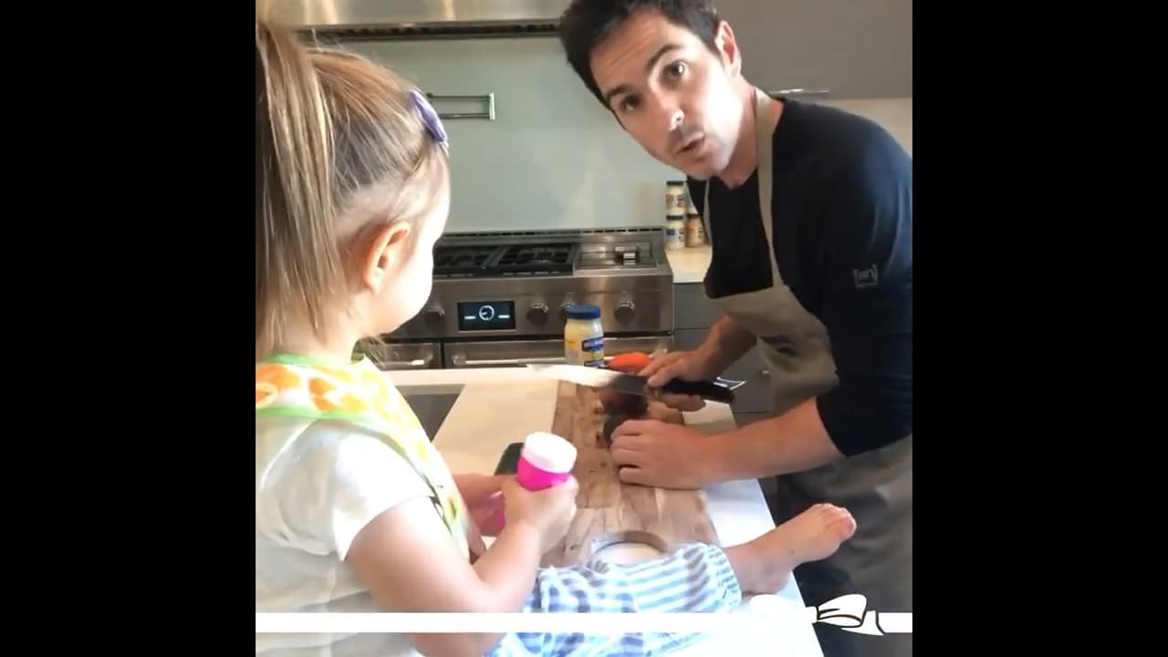 Y como toda cocina soñada, la de Mauricio cuenta con una isla al centro para la preparación de alimentos, donde ha pasado la mayoría del tiempo con Kailani, quien se ha convertido en su ayudante favorita.