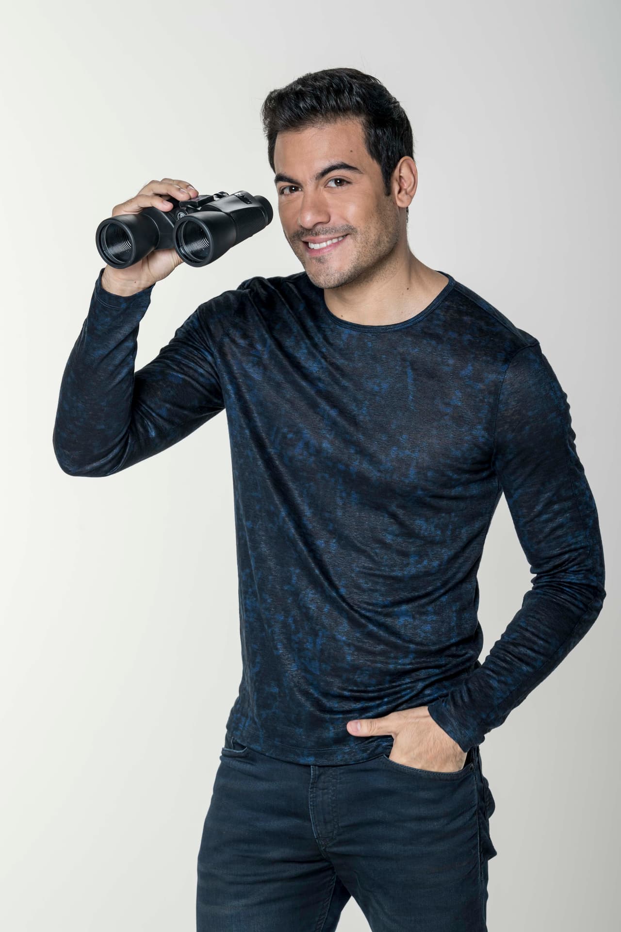 Carlos Rivera: al igual que Yuri, este famoso cantante, el más joven del panel, deberá poner a prueba todos sus atributos musicales para descubrir a las celebridades enmascaradas.