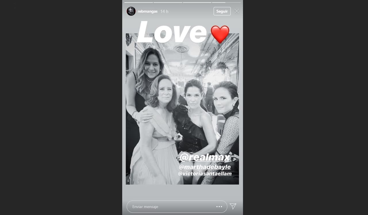 Mientras que la hermana de la novia usó un gran vestido amarillo con un moño negro en la cintura, para la fiesta por la noche, la comunicadora cambió de look.