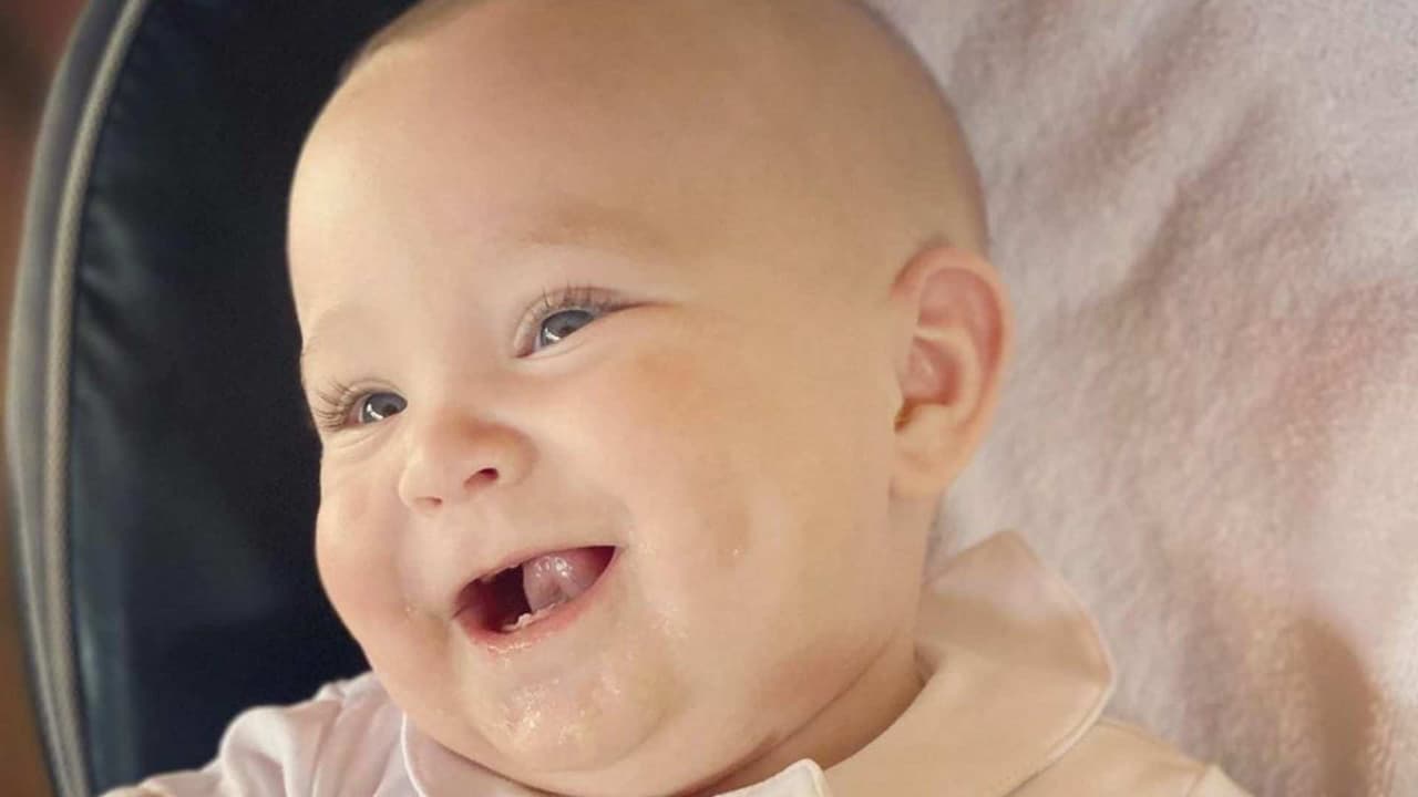 Mira con qué ganas Emiliano, hijo de Anahí, se come un rico manguito