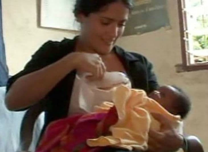 Dar pecho no es sólo un acto de amor y salud para madre e hijo, también puede representar un gesto de generosidad, como cuando Salma Hayek amamantó a un bebé africano en 2008, debido a que la madre no contaba con leche para hacerlo. La actriz ya había detenido la lactancia de su hija Valentina, por lo que lo aprovechó para la campaña de UNICEF.