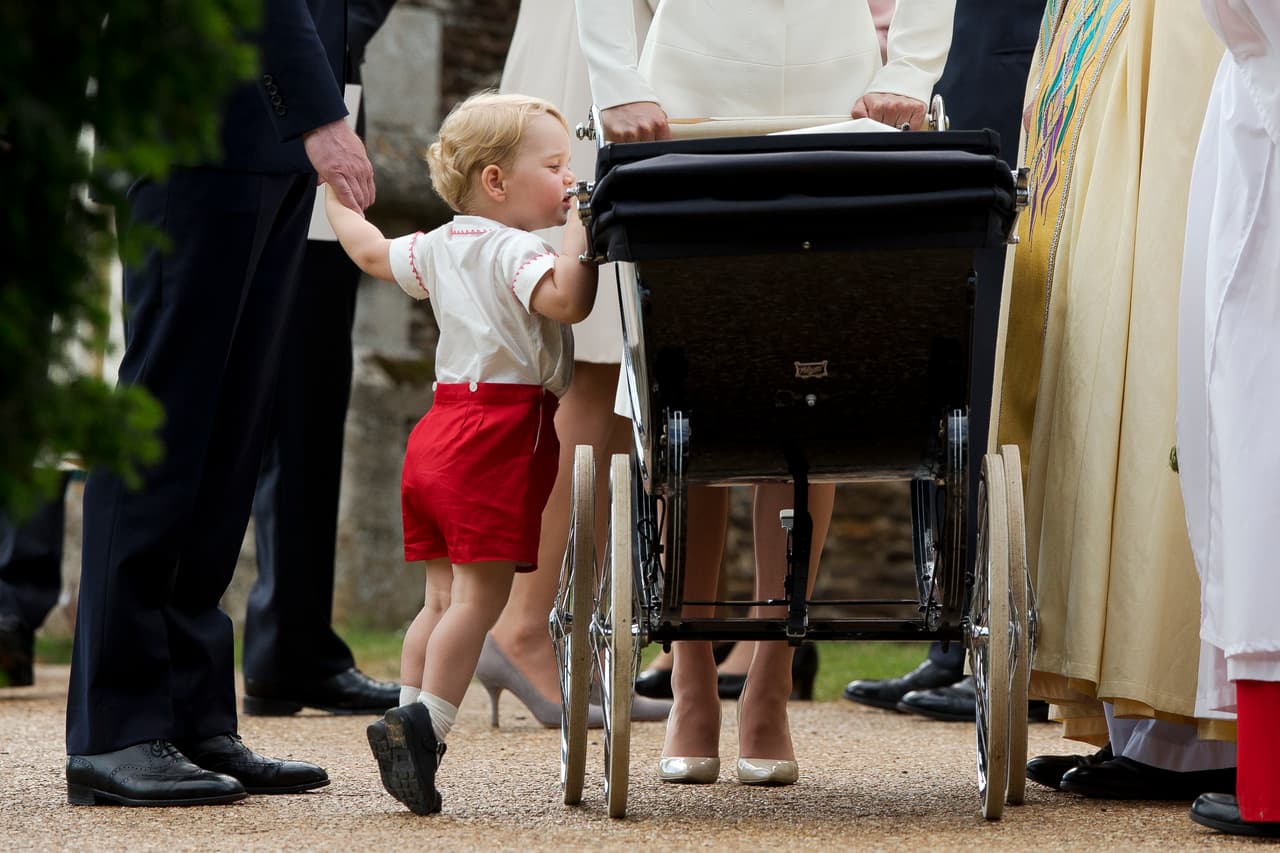 El experto en moda y etiqueta, William Hanson, reveló para Harper's Bazaar UK, que todo se debe a que ningún integrante de la aristocracia o parte de la familia real que se respete puede ser considerado de una clase más baja a la que pertenece. De acuerdo a las tradición real, los niños que usan pantalones largos se consideran parte de una clase media, por lo que ningún príncipe de la realeza debe usarlos.