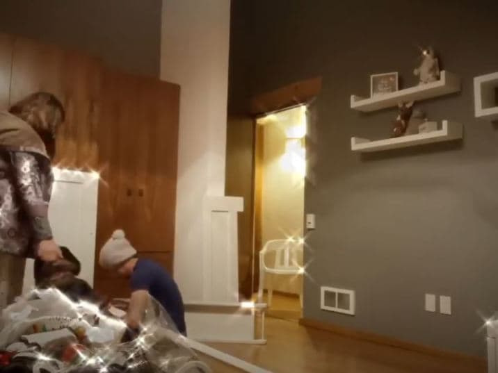 Semanas antes del nacimiento, la conductora compartió un video junto a su esposo Óscar Jiménez, en el que mostraban cómo armaron la cuna, además de cómo pusieron las repisas blancas con las que decoraron las paredes azul cielo.