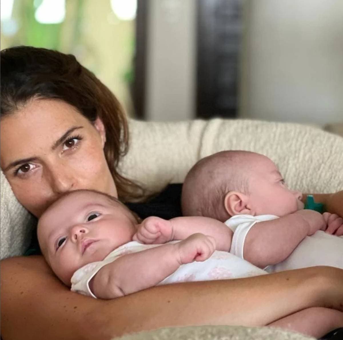 Este 2022, Claudia Álvarez y Billy Rovzar le dieron la bienvenida a Billy y Clío, quienes llegaron a ser los compañeros de juegos de su primogénita Kira.