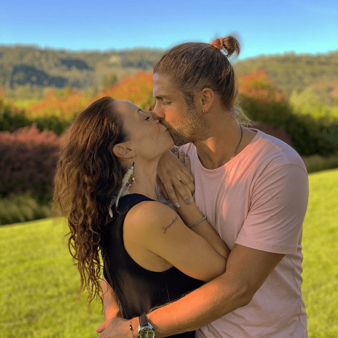 A poco tiempo de esto, comenzó el rumor de que ya no están juntos como pareja. El comportamiento de ambos en redes fue lo que hizo que las especulaciones crecieran.
<br>
<br>El viernes, los fans de la pareja se dieron cuenta que el actor argentino borró de su Instagram las fotografías en las que aparecía junto a su amada. Además, se dejaron de seguir.